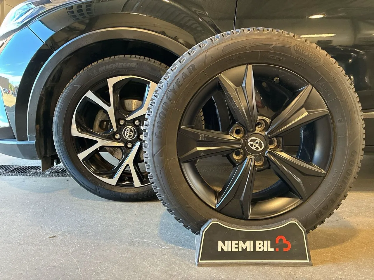 Vehicle image 16