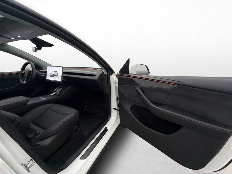 Tesla Model Y bild 16