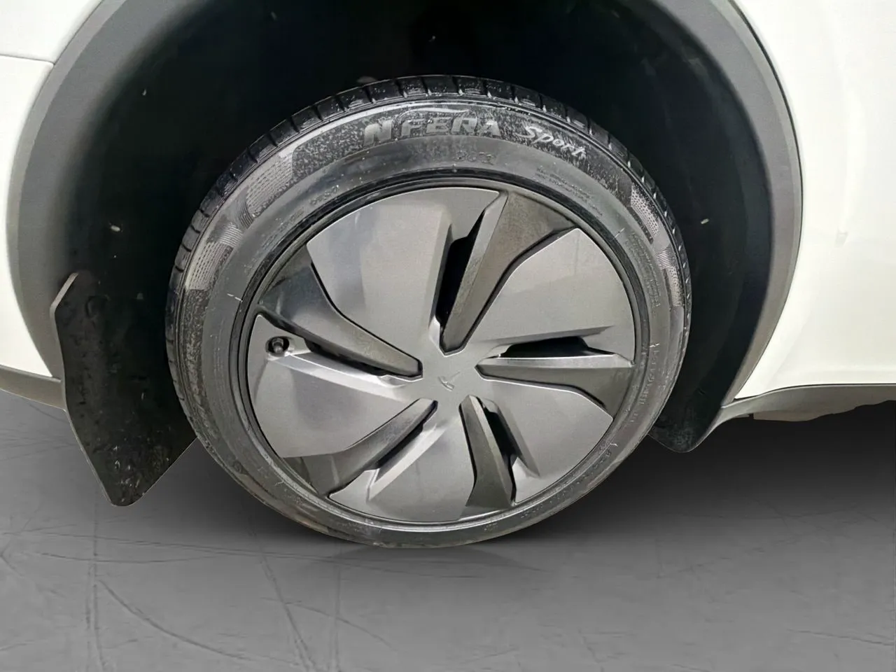 Vehicle image 32
