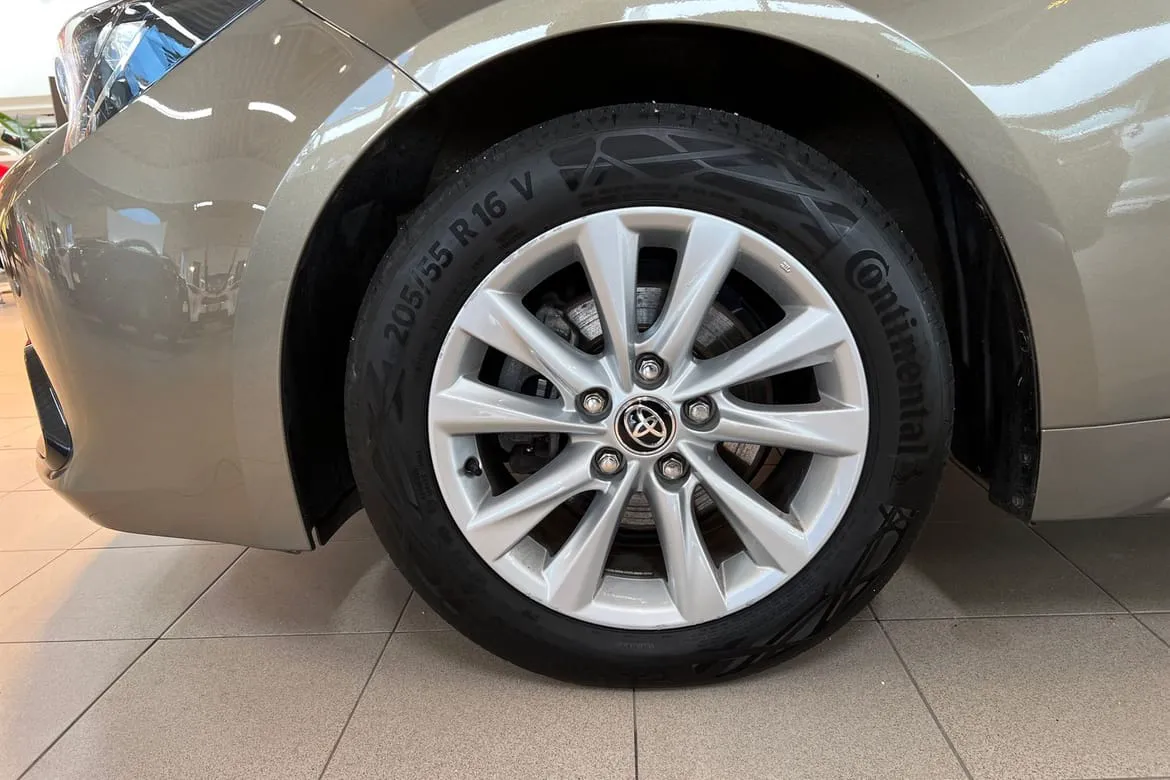 Vehicle image 16