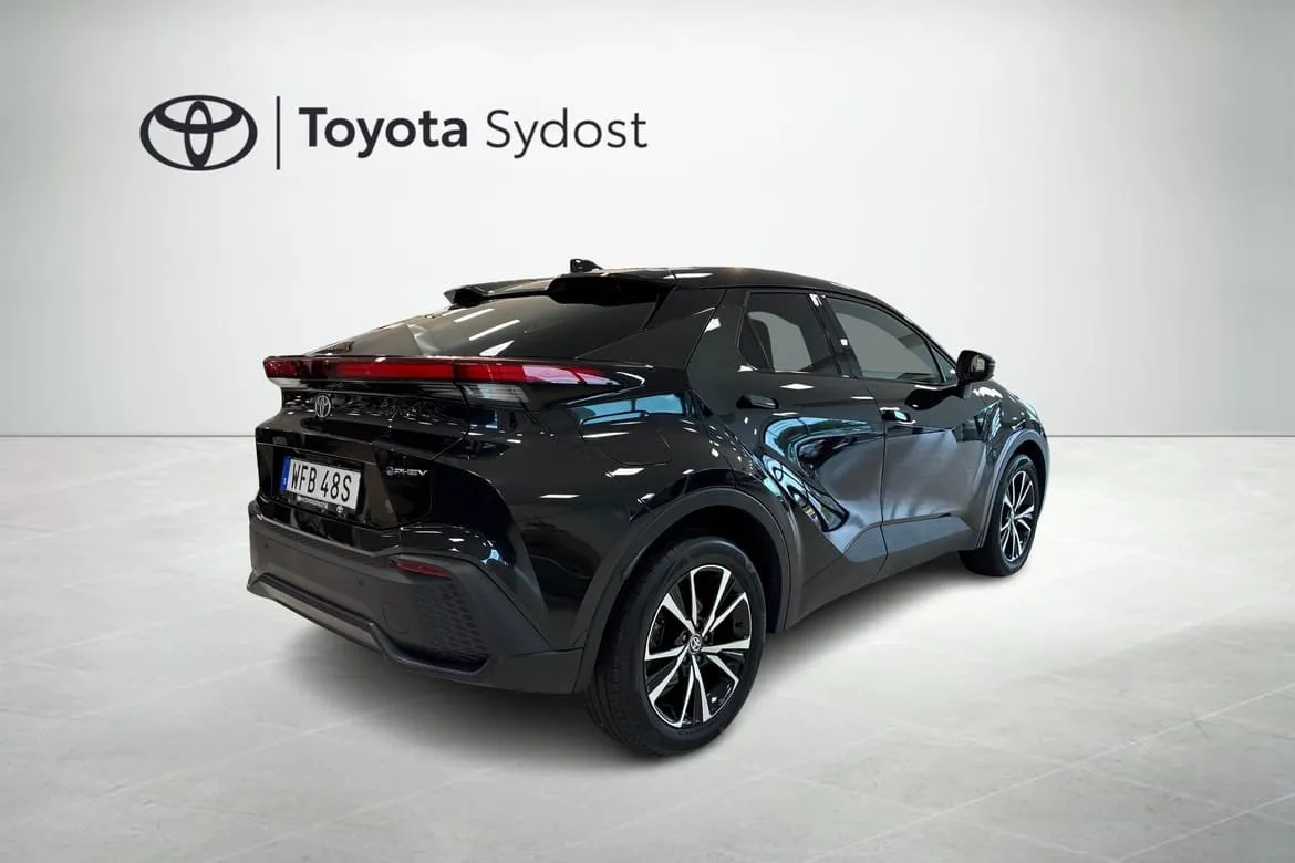 Vehicle image 16