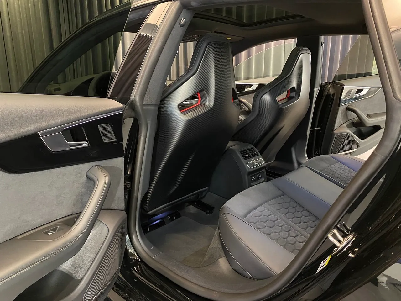 Vehicle image 32