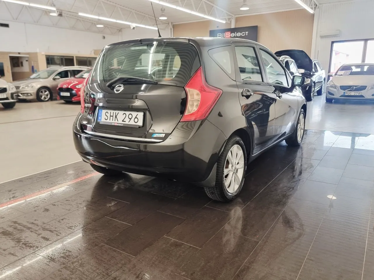 Vehicle image 19