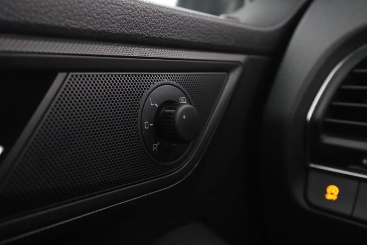 Vehicle image 28