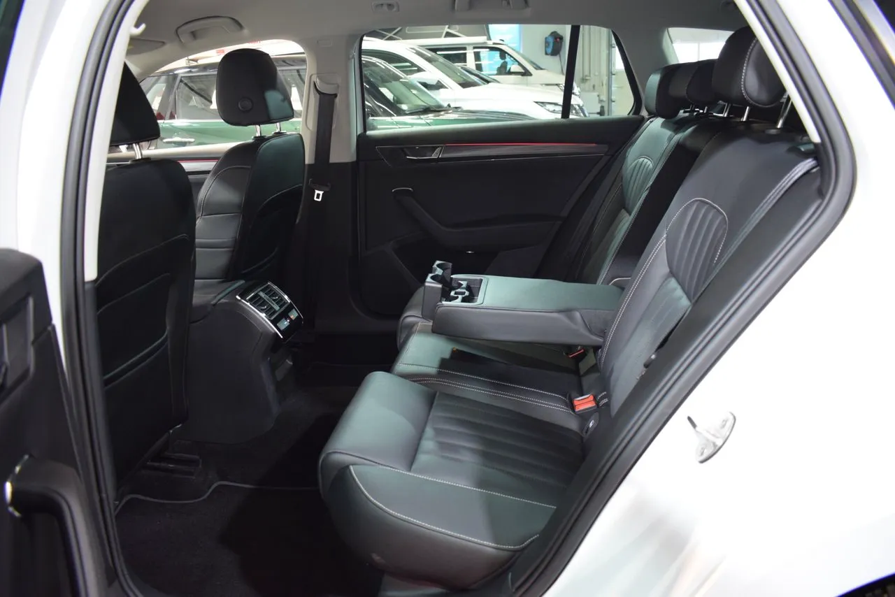 Vehicle image 14