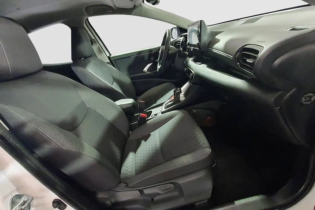 Vehicle image 15