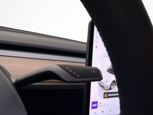 Tesla Model Y bild 25