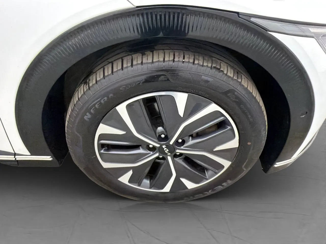 Vehicle image 32