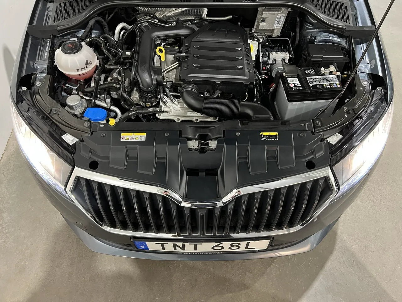 Vehicle image 10