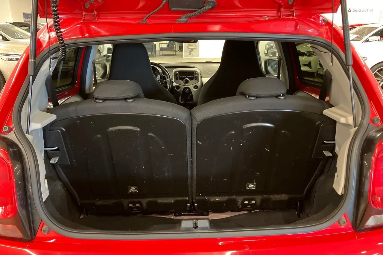 Vehicle image 16
