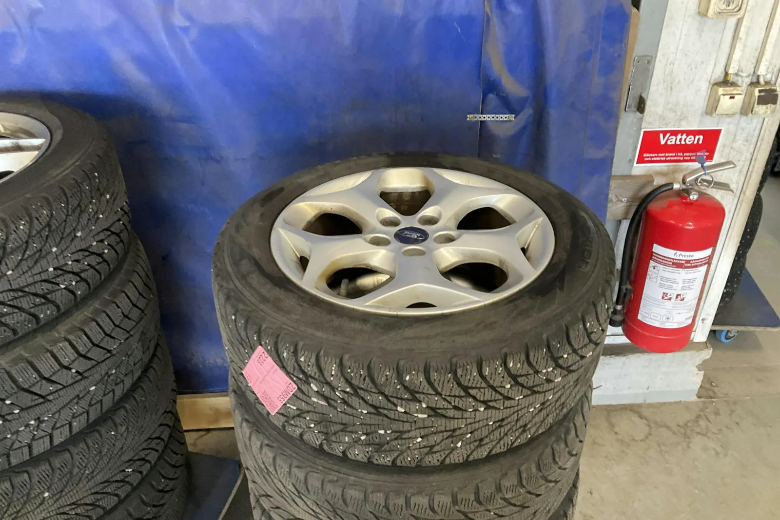 Vehicle image 15
