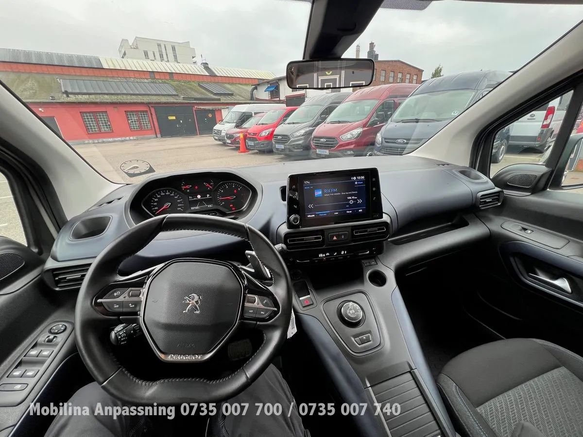 Vehicle image 25