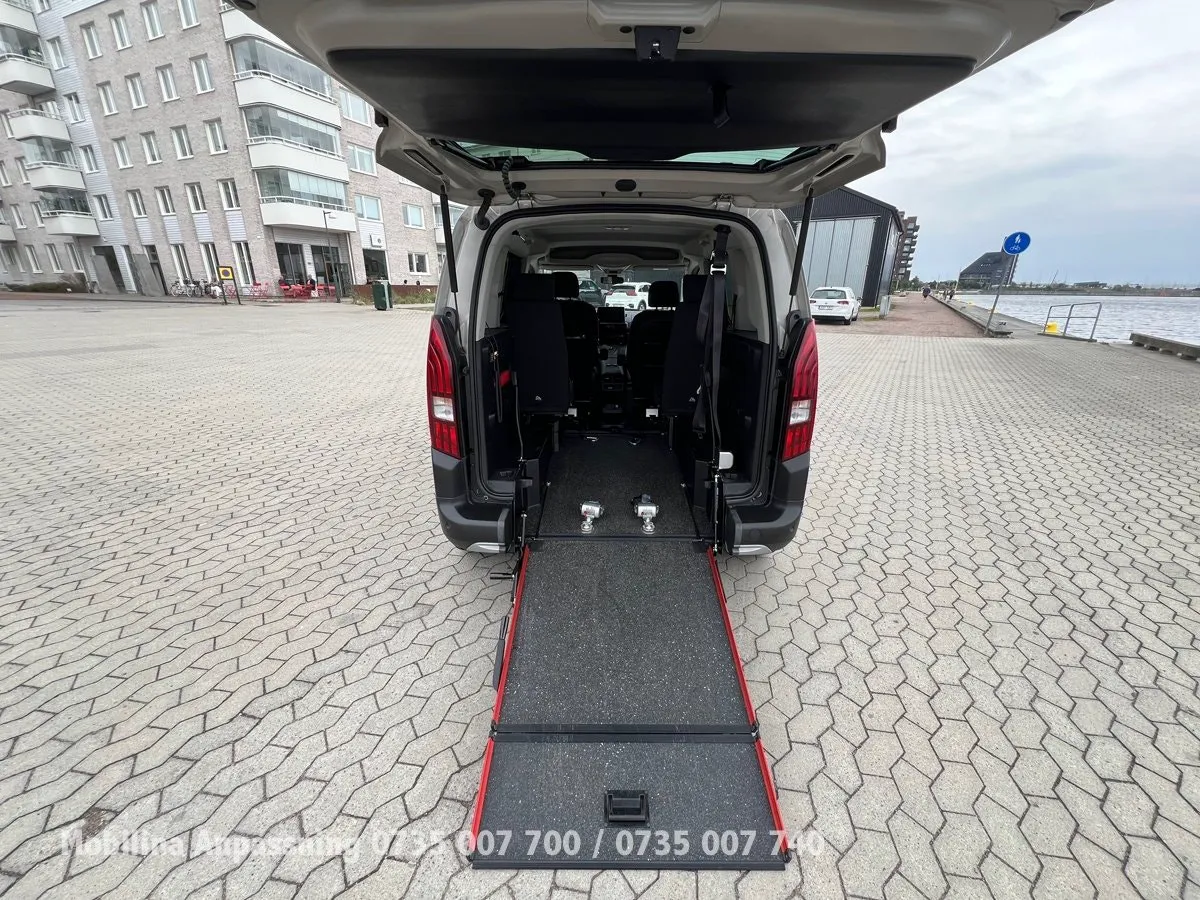 Vehicle image 34