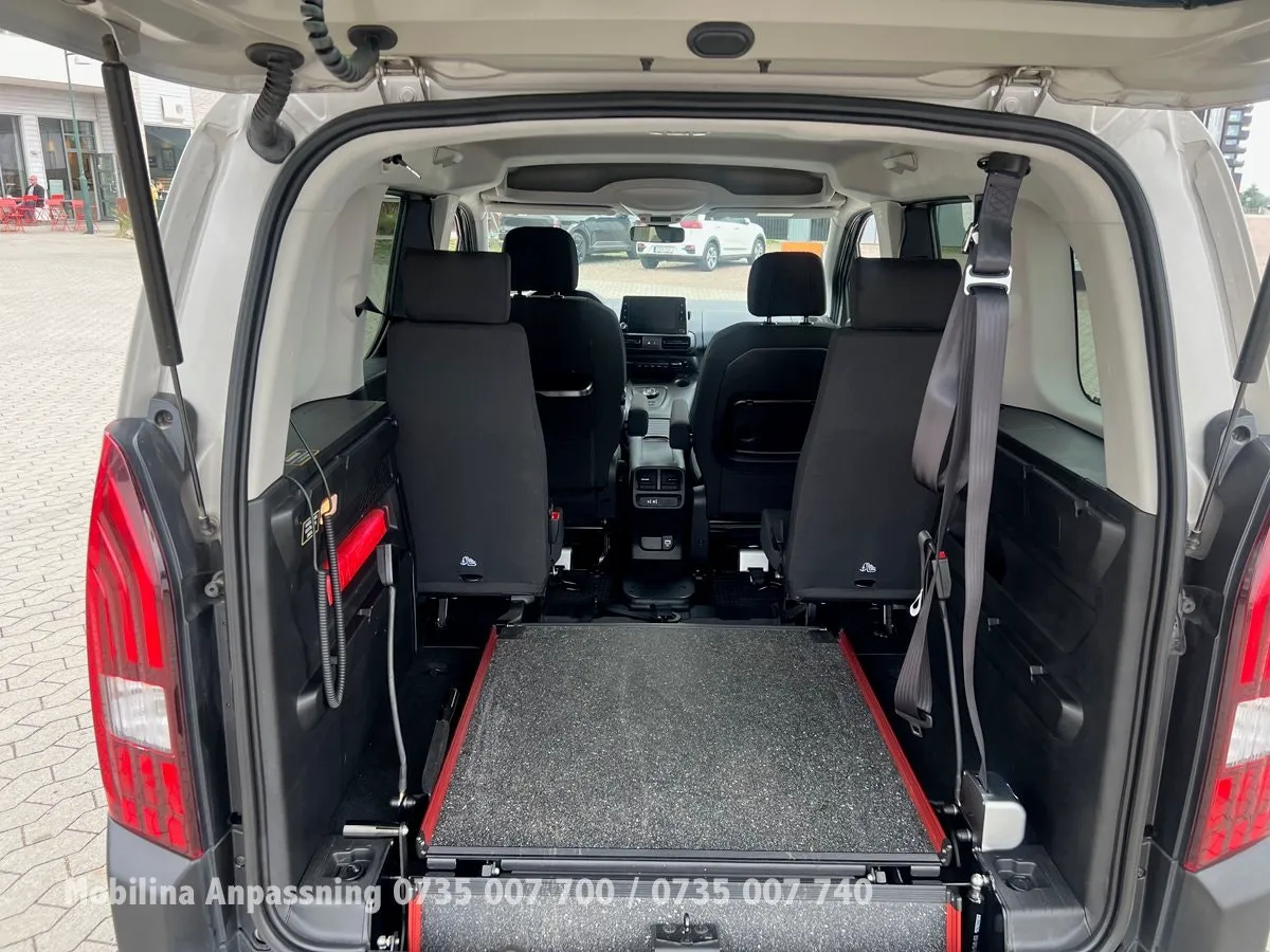 Vehicle image 32
