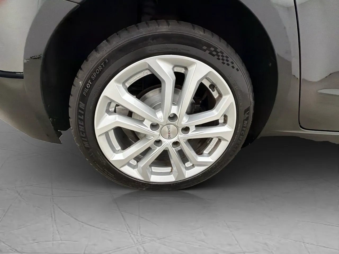 Vehicle image 30
