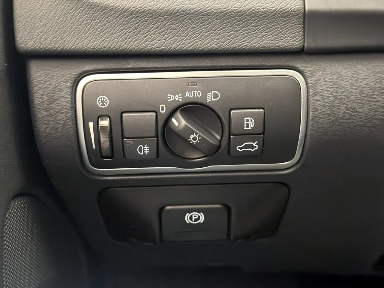 Vehicle image 26