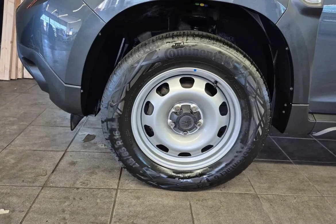 Vehicle image 16
