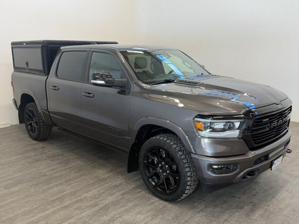 RAM 1500 Laramie Night 5.7 4x4 BOX Släde Luft Pano - 2022