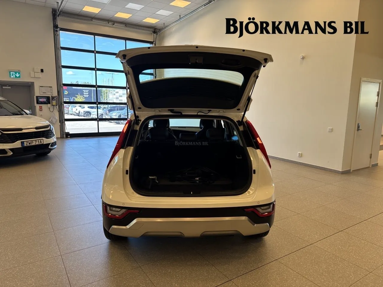 Vehicle image 13