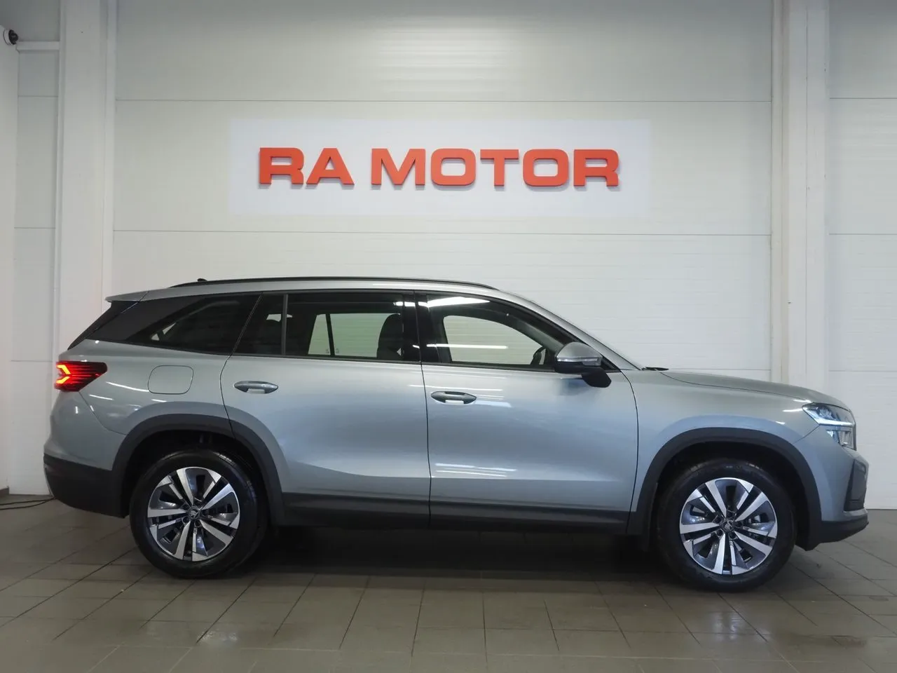 Vehicle image 3