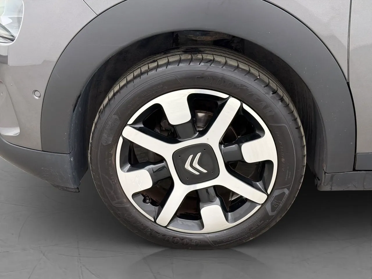 Vehicle image 25