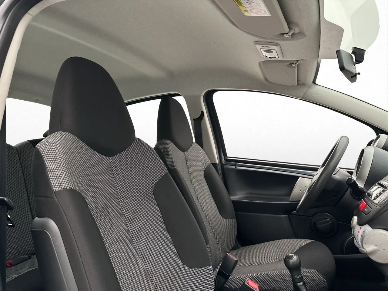 Vehicle image 16