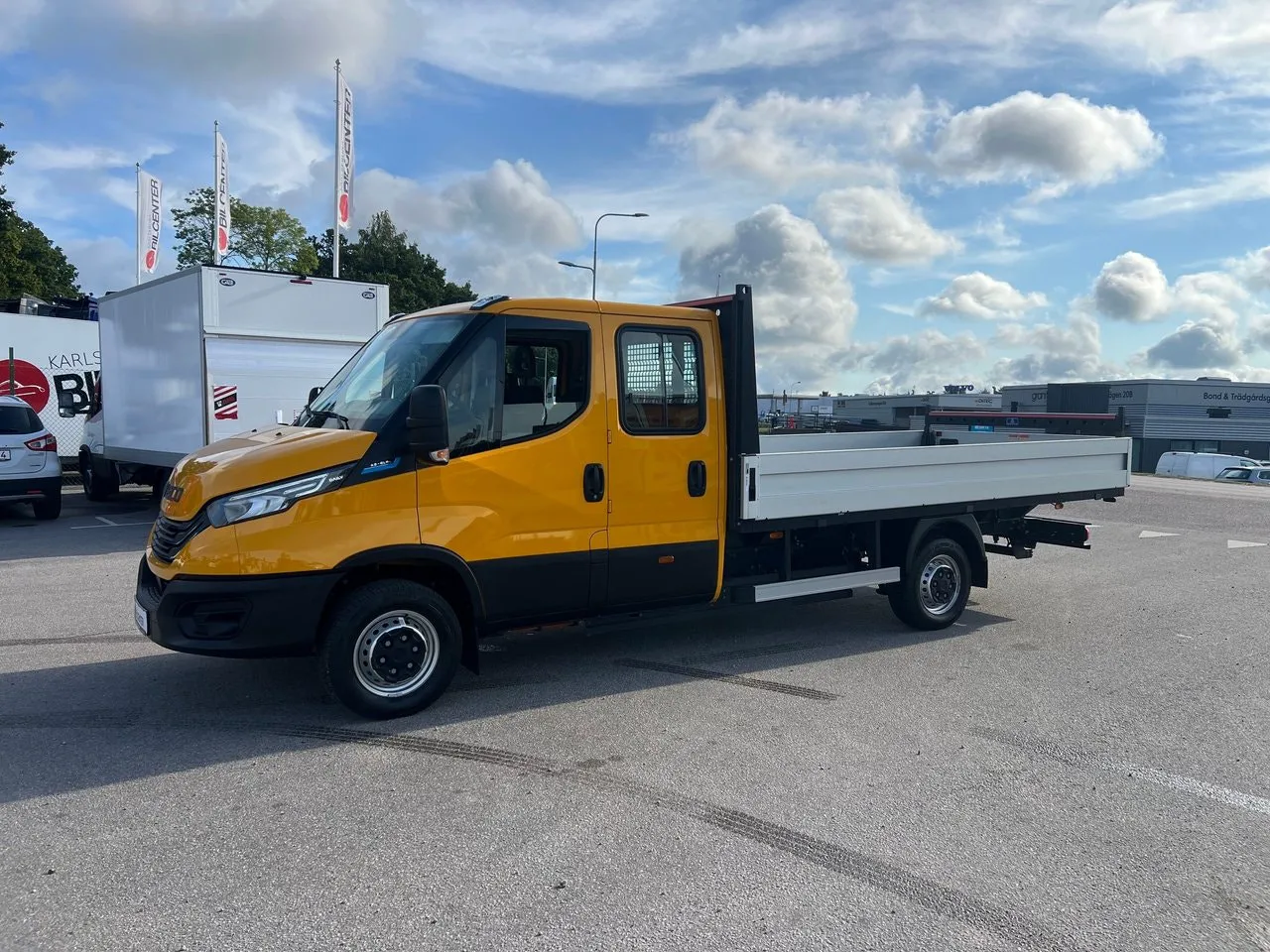 Vehicle image 32