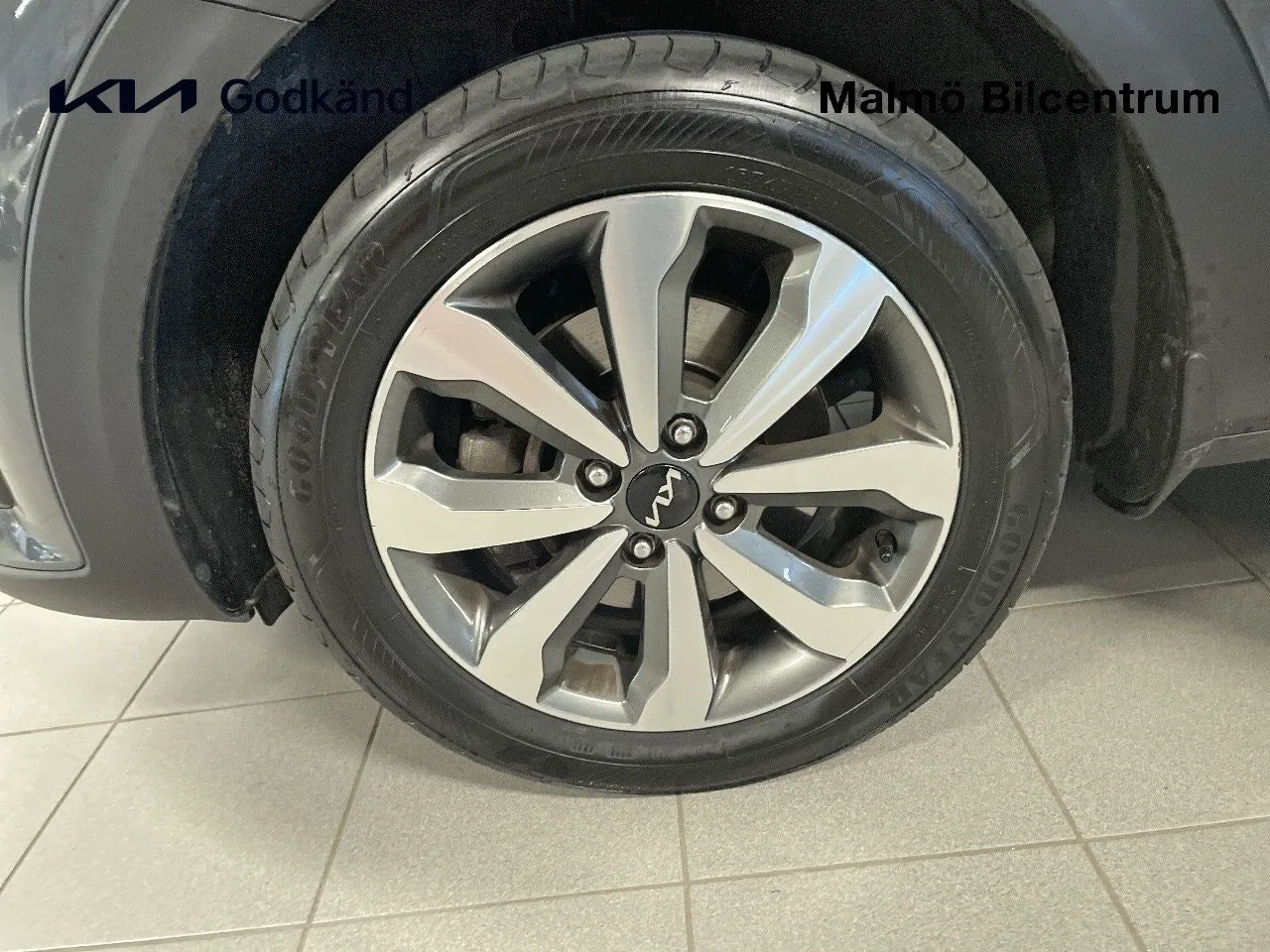 Vehicle image 10