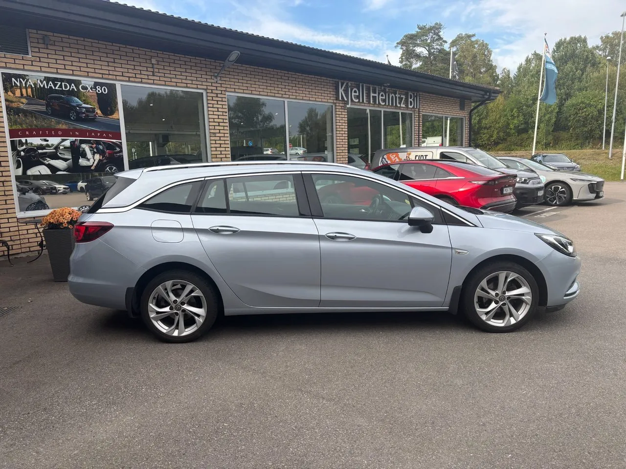 Vehicle image 5
