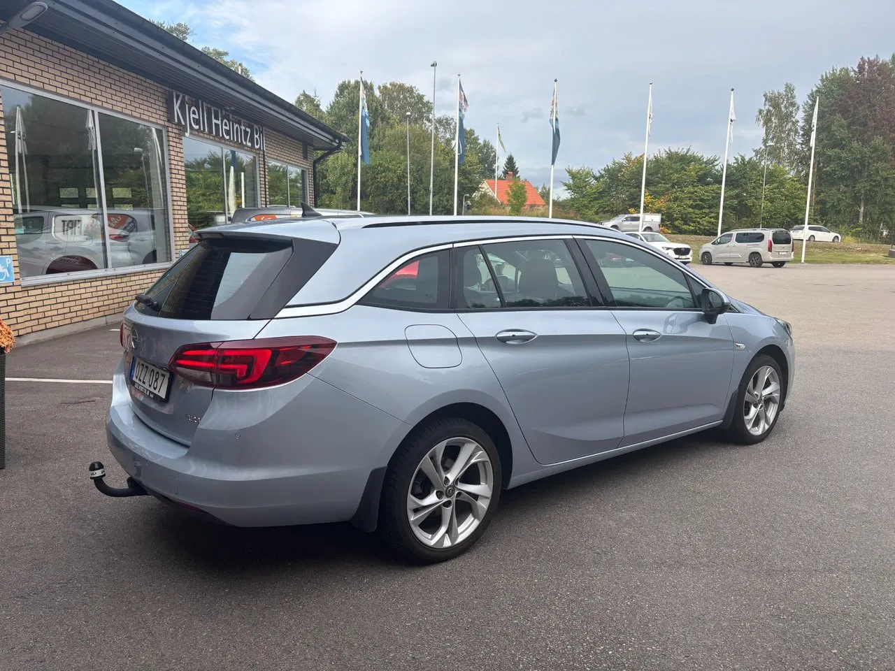Vehicle image 4