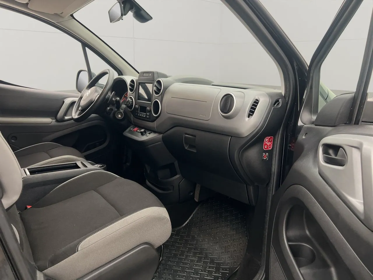 Vehicle image 25