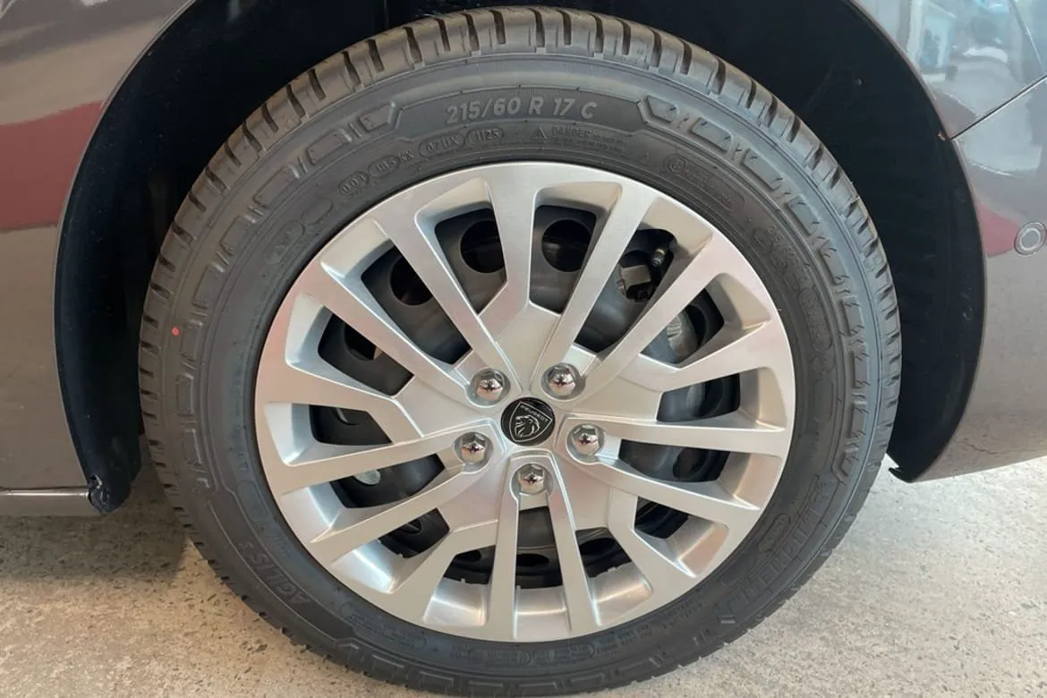 Vehicle image 18