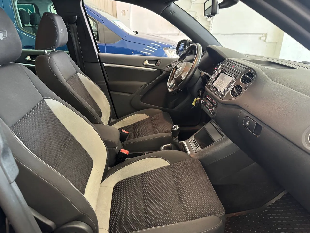Vehicle image 16