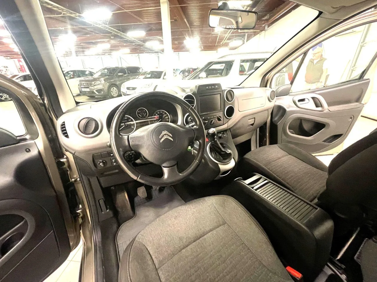 Vehicle image 5