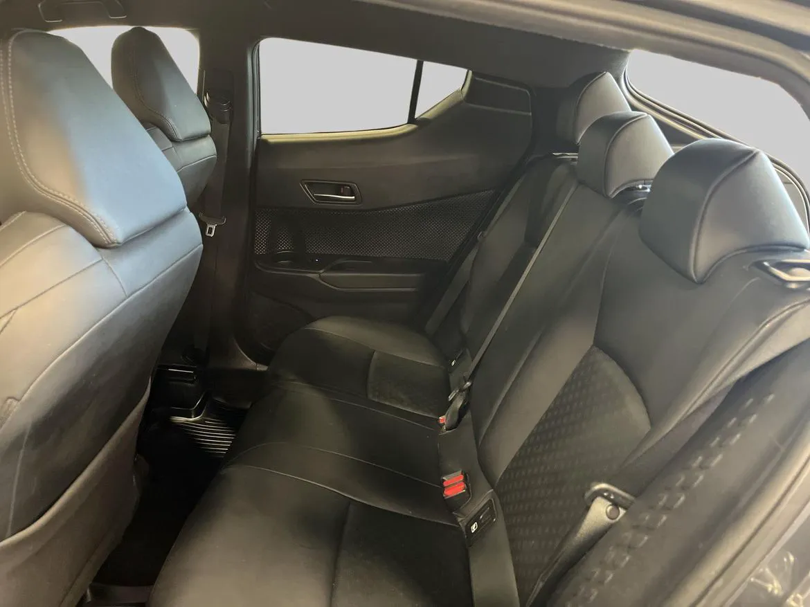 Vehicle image 10