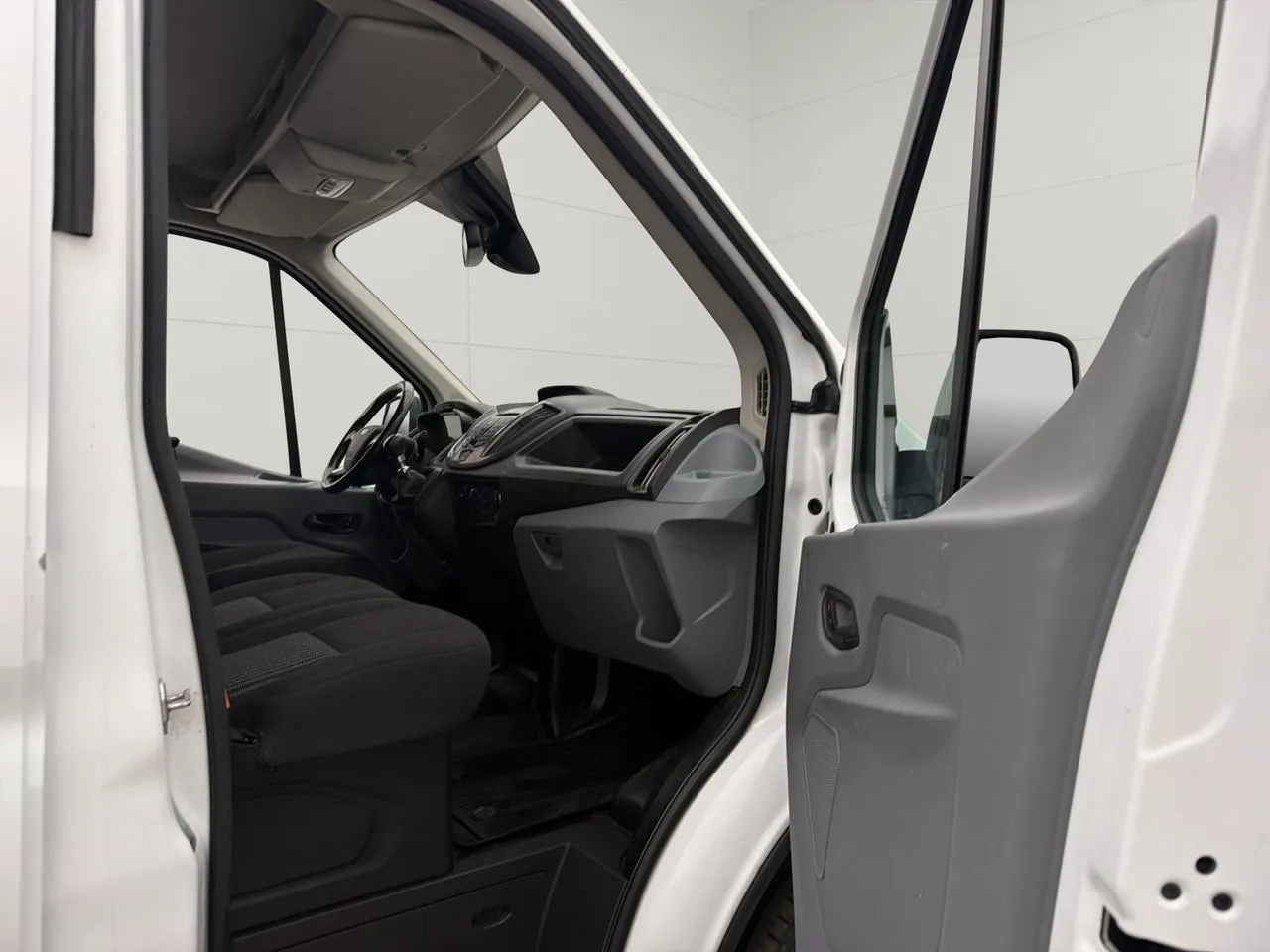 Vehicle image 26