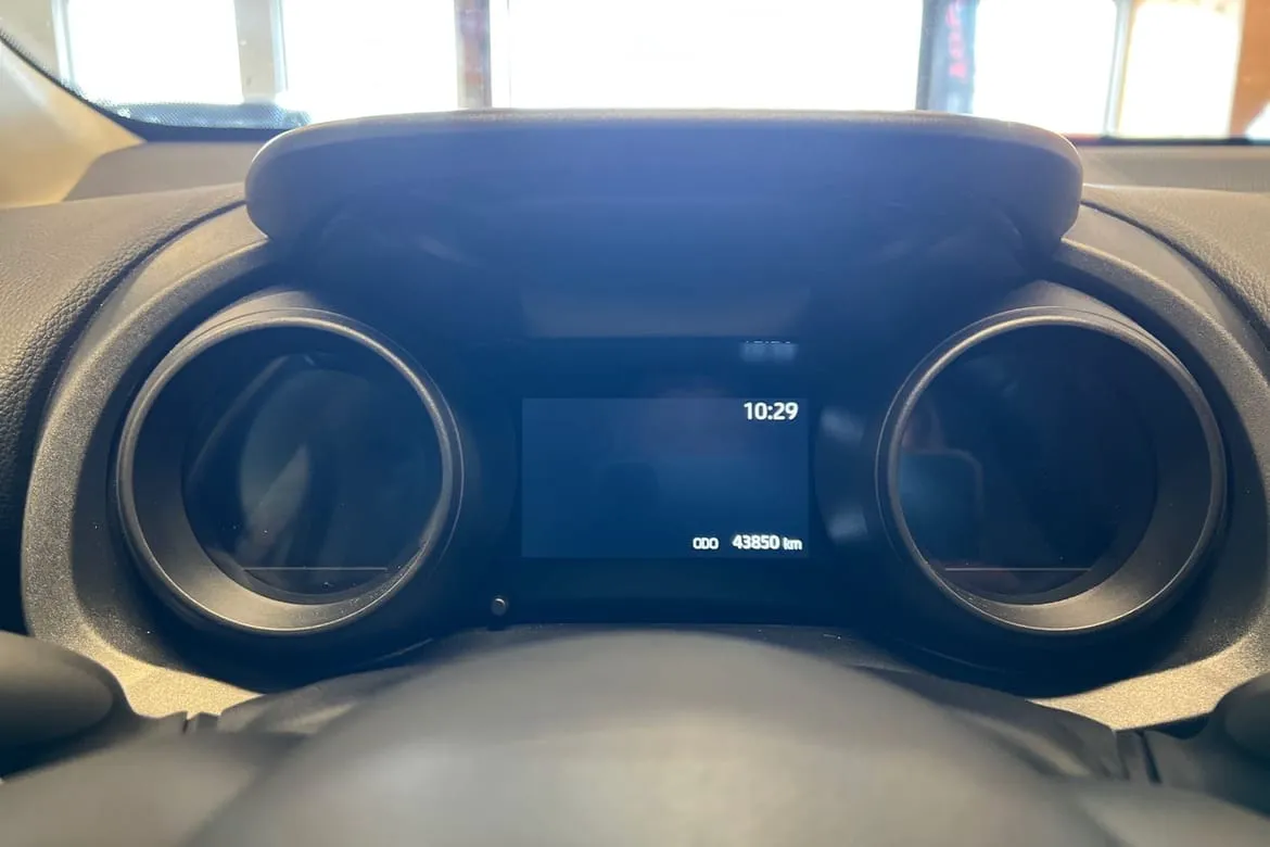 Vehicle image 15