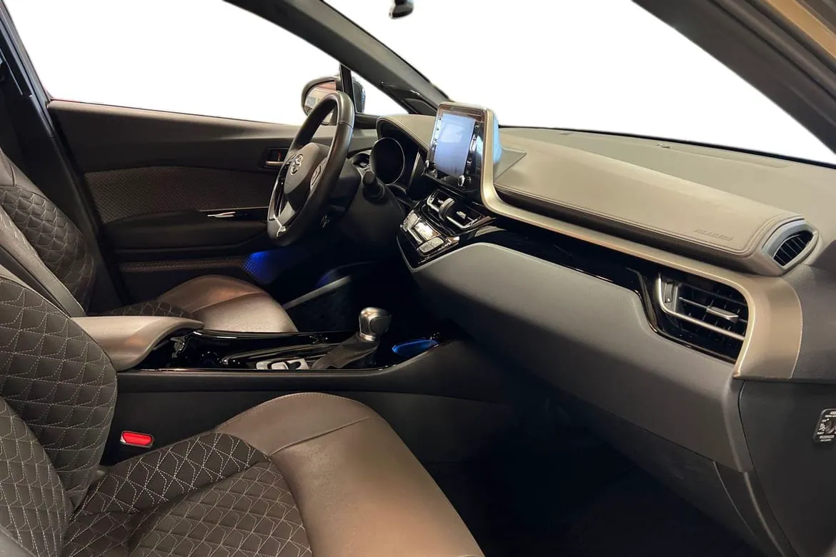 Vehicle image 6