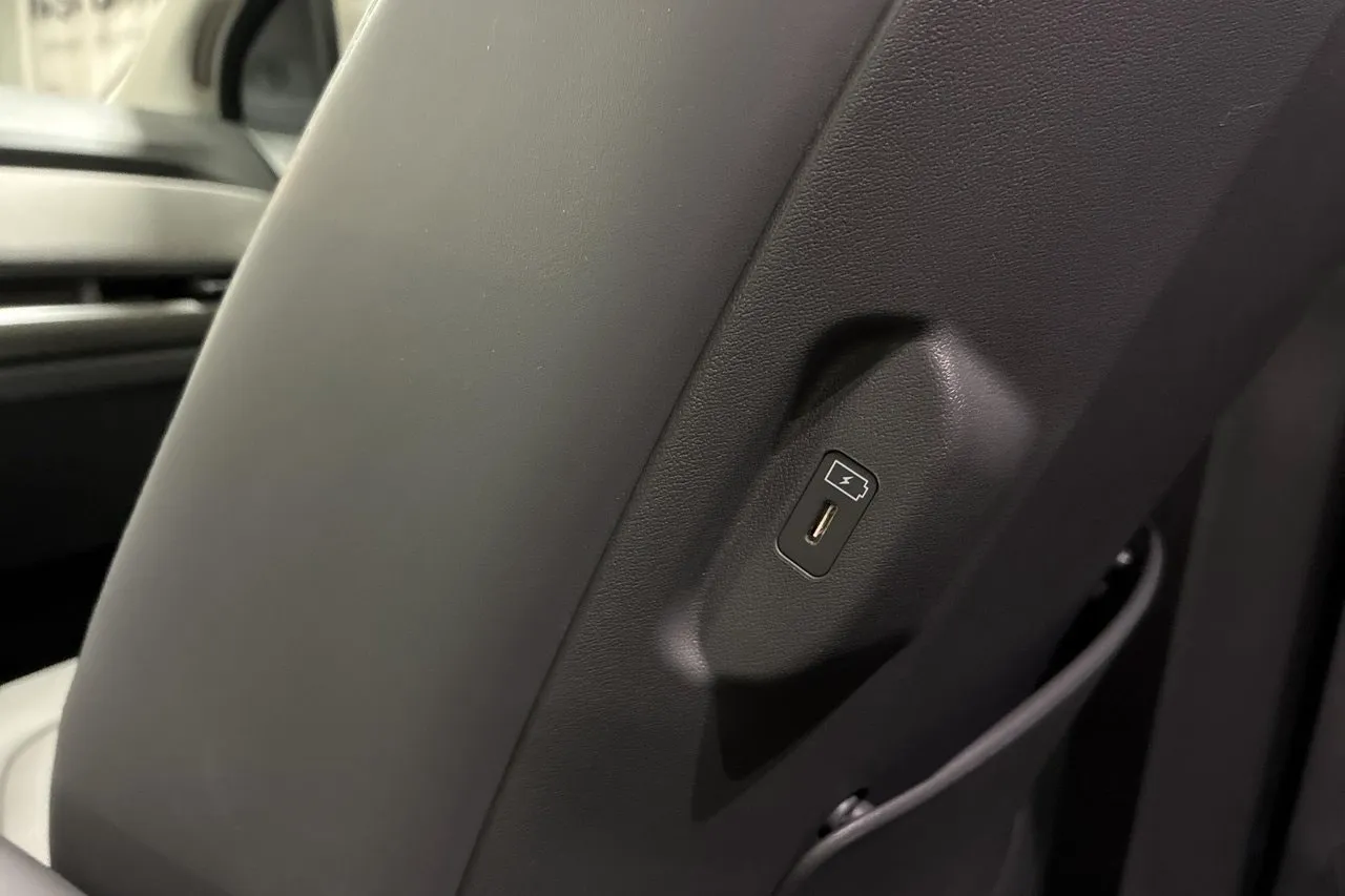 Vehicle image 27
