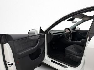 Tesla Model Y bild 35