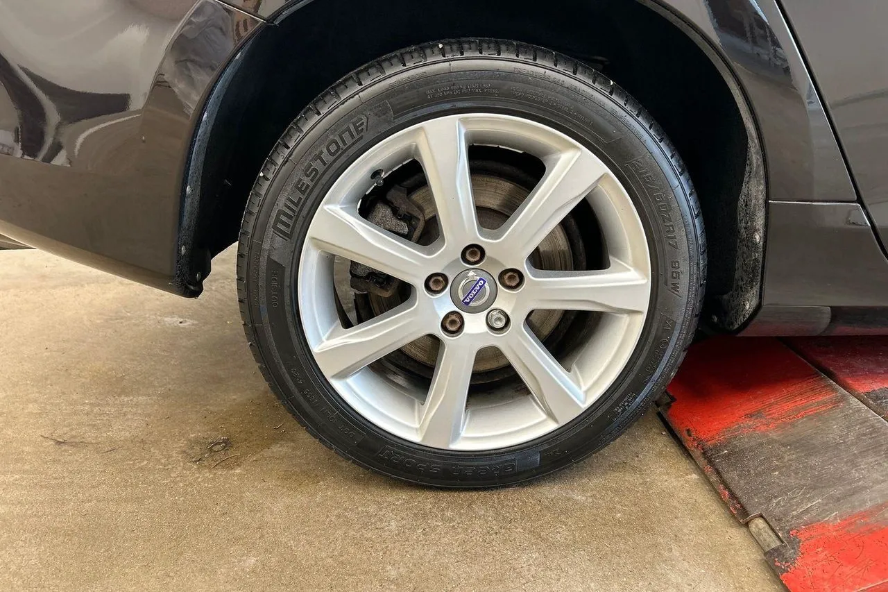 Vehicle image 25