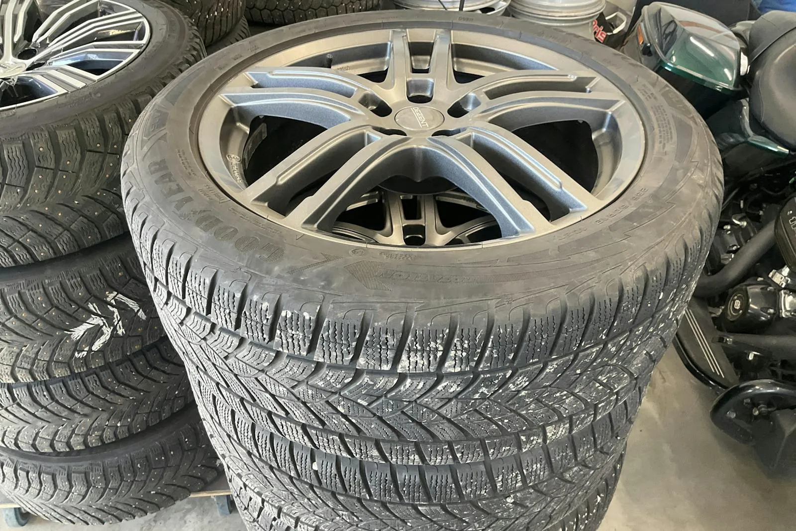 Vehicle image 16