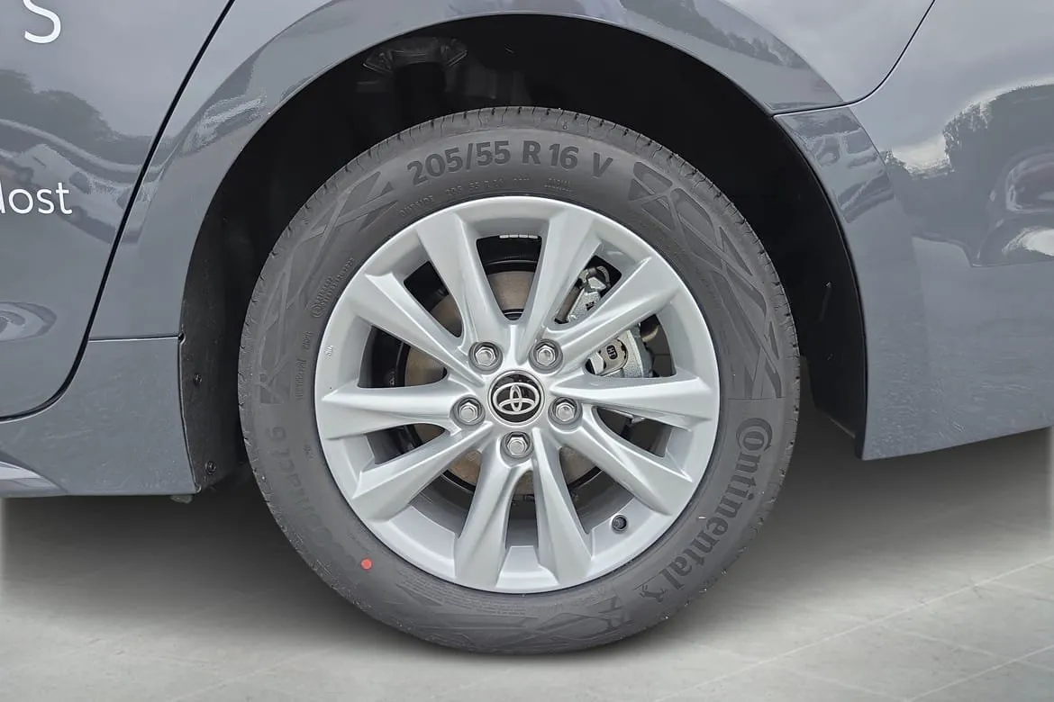 Vehicle image 15