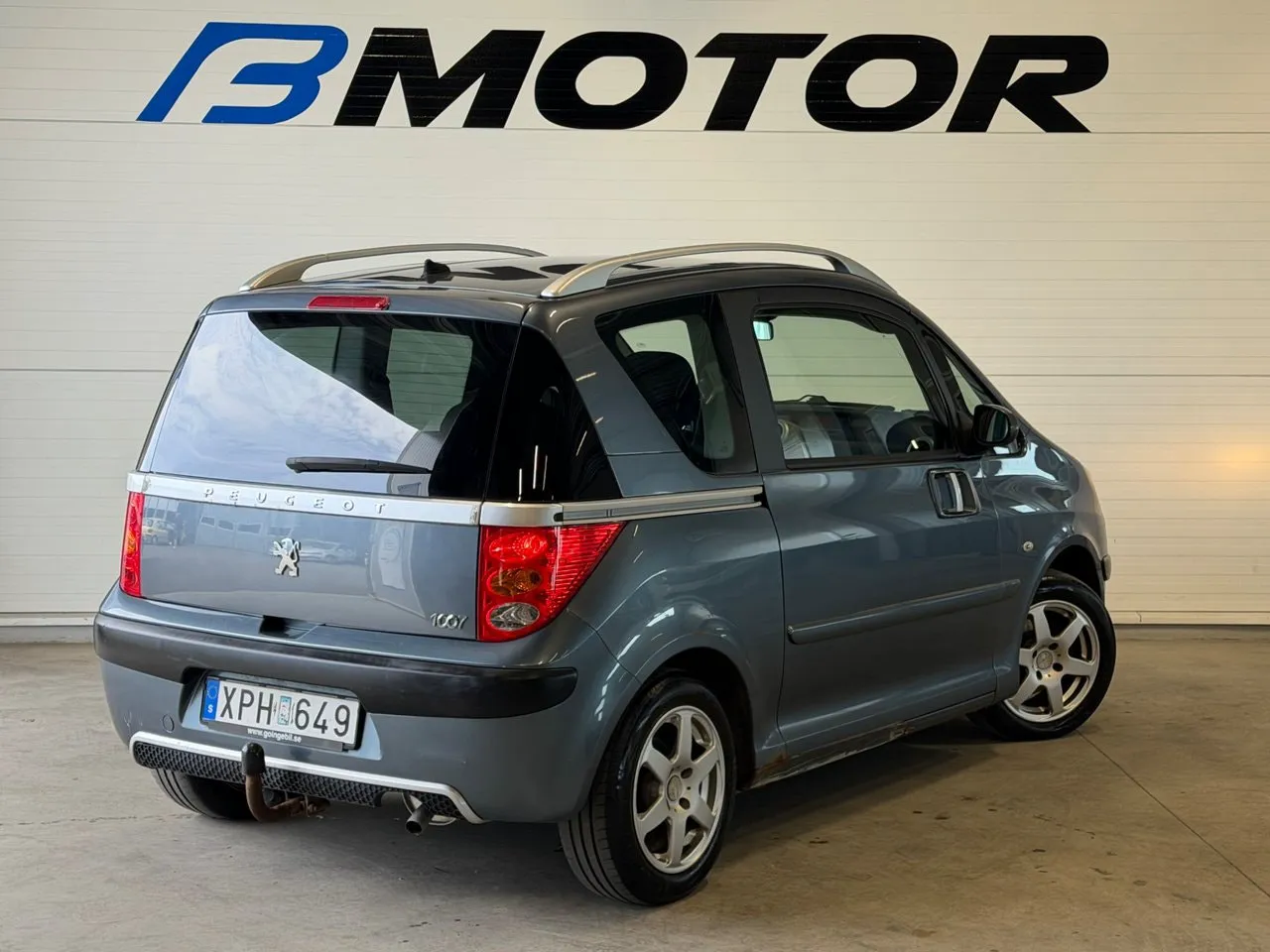 Vehicle image 3