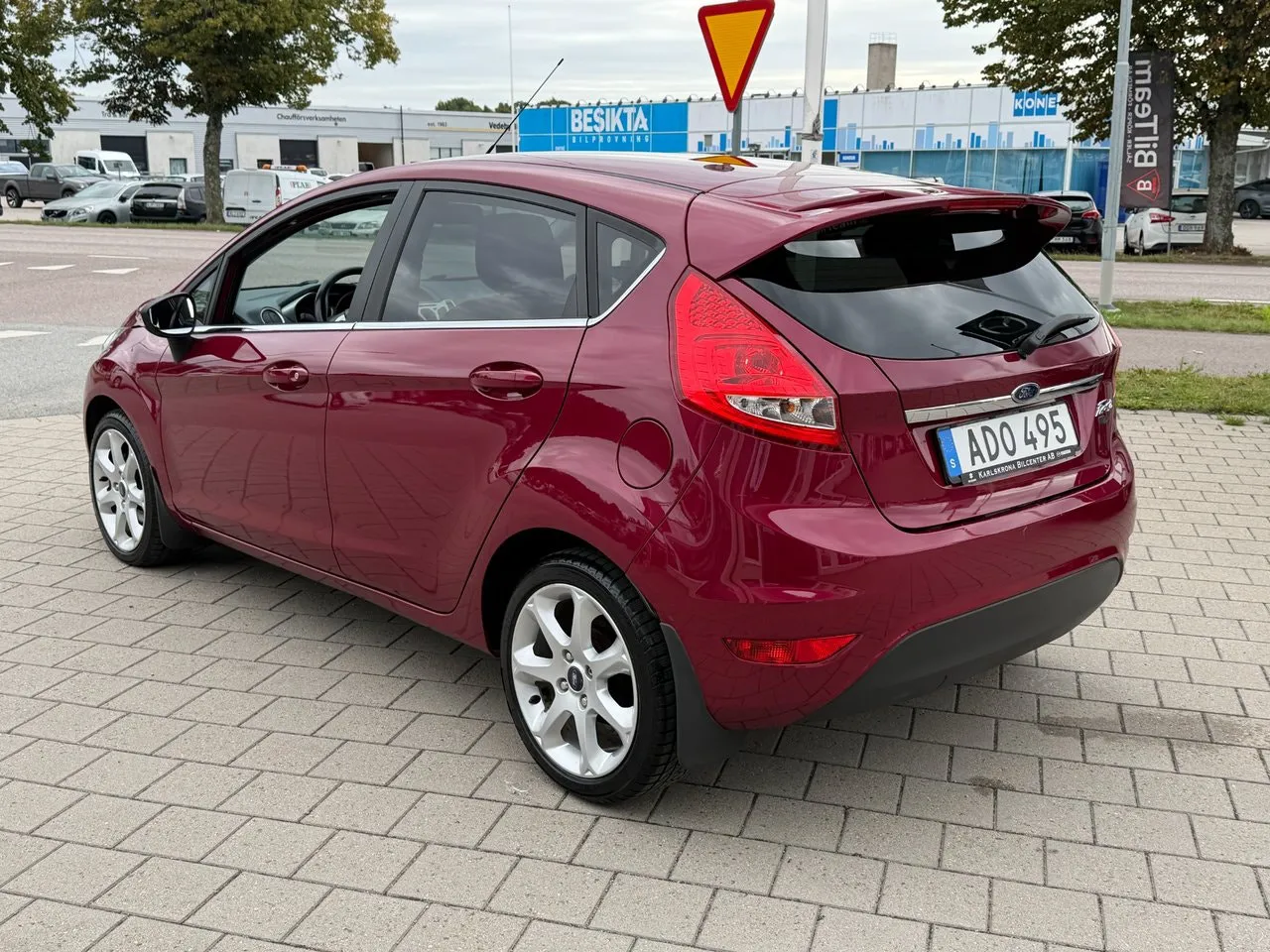Vehicle image 5
