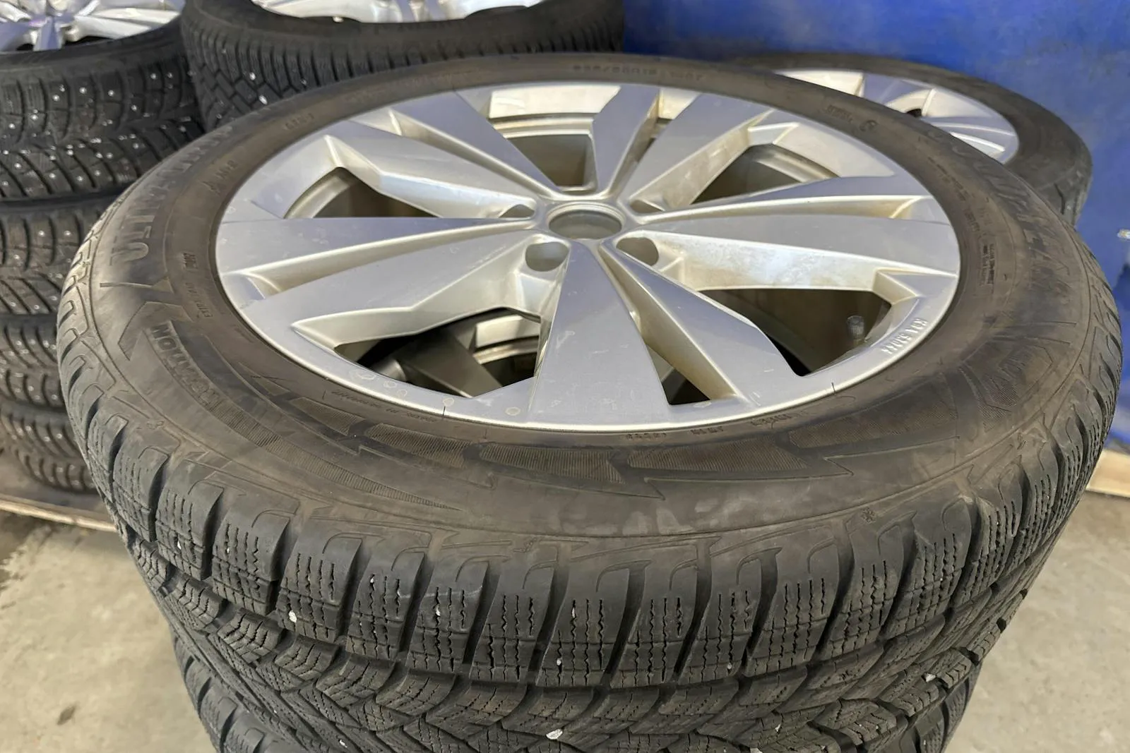 Vehicle image 10