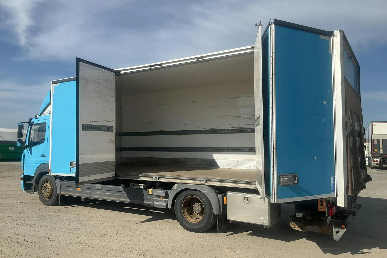 Vehicle image 19