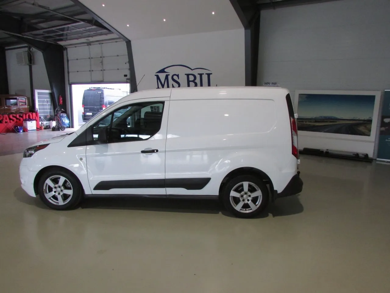 Vehicle image 7