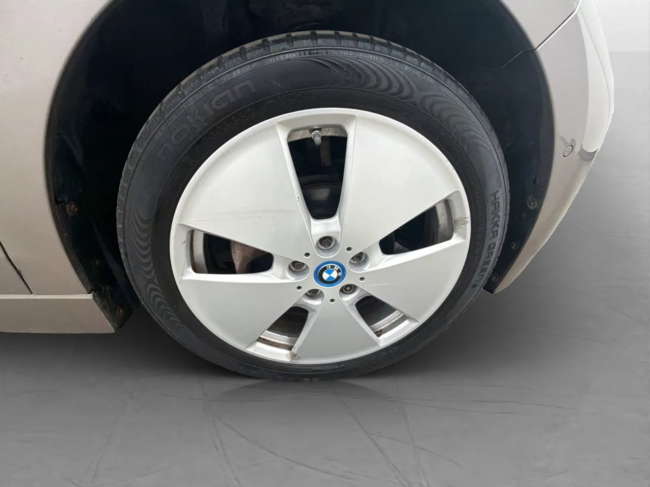 Vehicle image 32