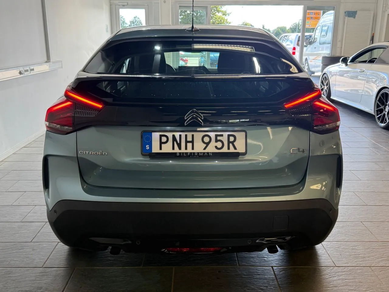 Vehicle image 10